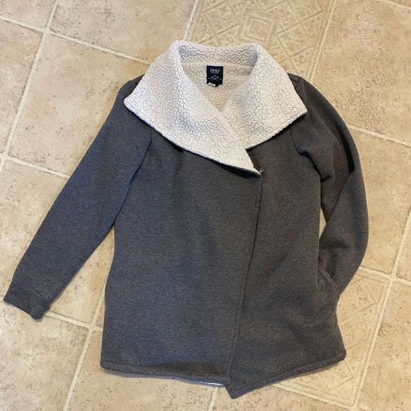 🌈 2/$15 Sherpa Wrap Sweatshirt - Picture 2 of 7